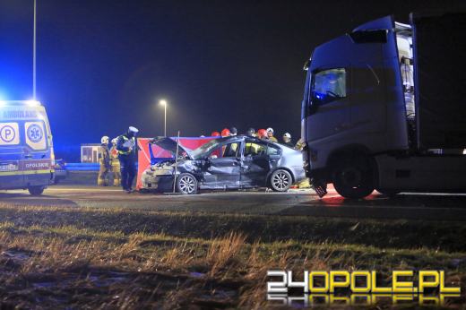 Wypadek na DK46: Nie żyje kierowca osobówki. Droga całkowicie zablokowana