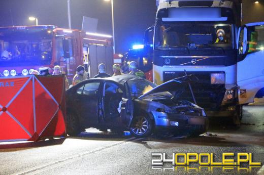 Wypadek na DK46: Nie żyje kierowca osobówki. Droga całkowicie zablokowana