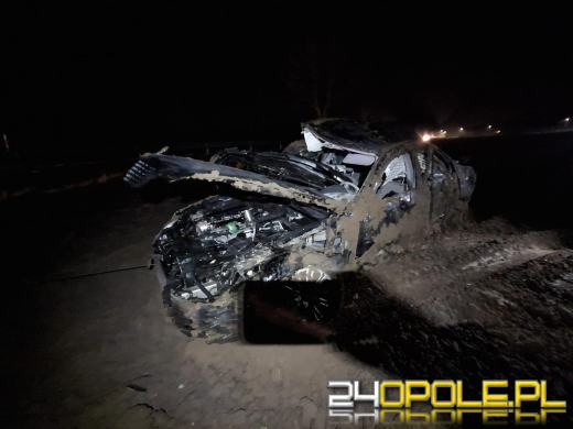 Dachowanie mercedesa w Skarbimierzu: trzech rannych, czwarty pasażer uciekł z miejsca wypadku