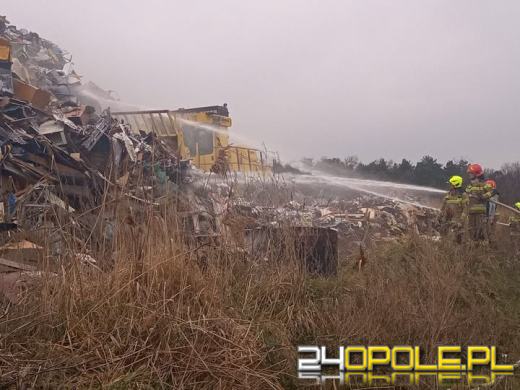 Pożar odpadów popowodziowych w Domaszkowicach: akcja strażaków trwa drugi dzień
