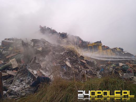 Pożar odpadów popowodziowych w Domaszkowicach: akcja strażaków trwa drugi dzień