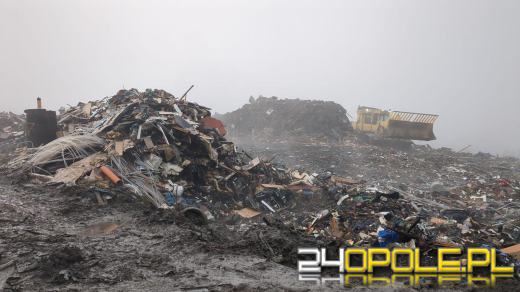 Pożar odpadów popowodziowych w Domaszkowicach: akcja strażaków trwa drugi dzień