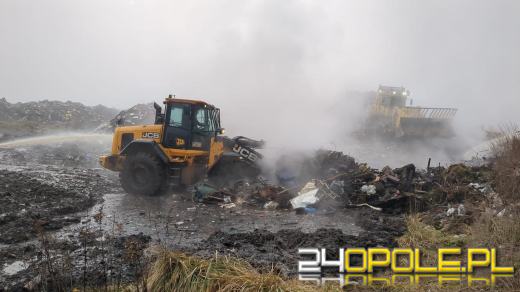 Pożar odpadów popowodziowych w Domaszkowicach: akcja strażaków trwa drugi dzień