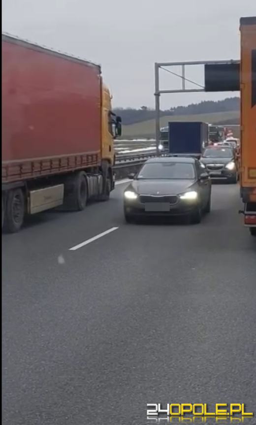 Niebezpieczne manewry na autostradzie A4: kierowcy zawracali w korku i jechali pod prąd