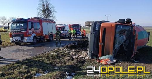 Betonomieszarka z sześcioma kubikami betonu wypadła z drogi na zakręcie