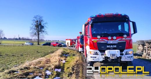 Betonomieszarka z sześcioma kubikami betonu wypadła z drogi na zakręcie