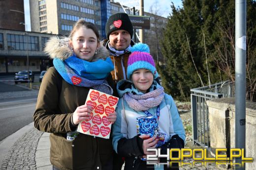 Uśmiechnięci wolontariusze WOŚP opanowali Opole - pomagają, kwestują i dzielą się dobrem