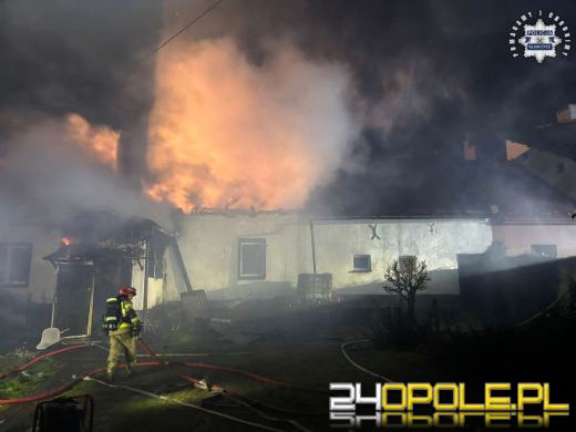 Policjanci uratowali 93-letnią seniorkę z płonącego domu