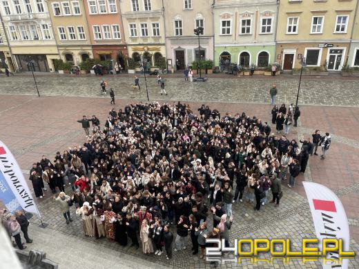 Opolscy maturzyści w akcji, czyli poloneza czas zacząć!