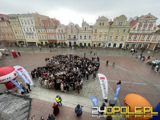 Opolscy maturzyści w akcji, czyli poloneza czas zacząć!