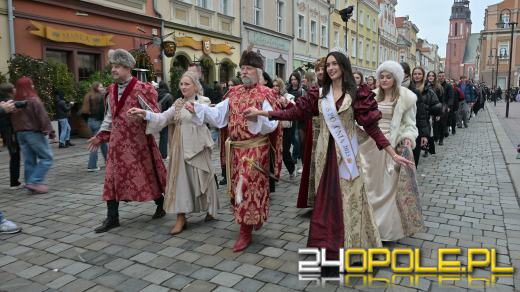 Opolscy maturzyści w akcji, czyli poloneza czas zacząć!