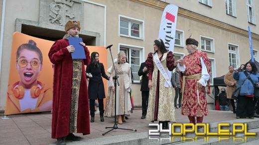 Opolscy maturzyści w akcji, czyli poloneza czas zacząć!