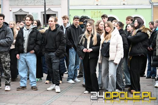 Opolscy maturzyści w akcji, czyli poloneza czas zacząć!