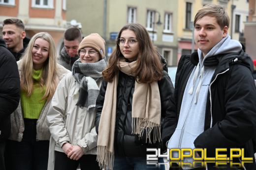 Opolscy maturzyści w akcji, czyli poloneza czas zacząć!