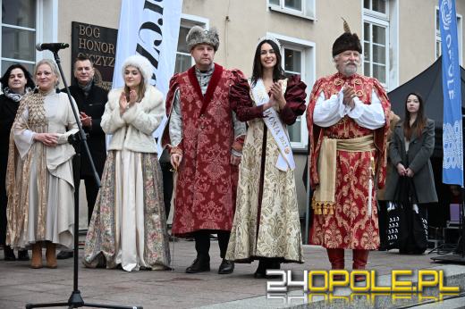 Opolscy maturzyści w akcji, czyli poloneza czas zacząć!