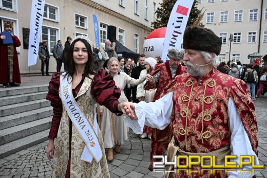 Opolscy maturzyści w akcji, czyli poloneza czas zacząć!