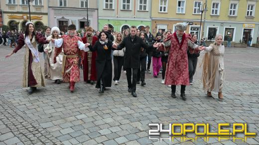 Opolscy maturzyści w akcji, czyli poloneza czas zacząć!