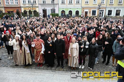 Opolscy maturzyści w akcji, czyli poloneza czas zacząć!