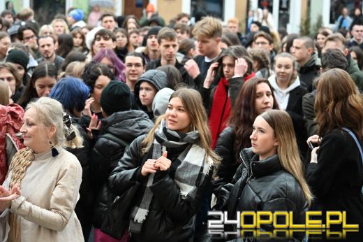 Opolscy maturzyści w akcji, czyli poloneza czas zacząć!