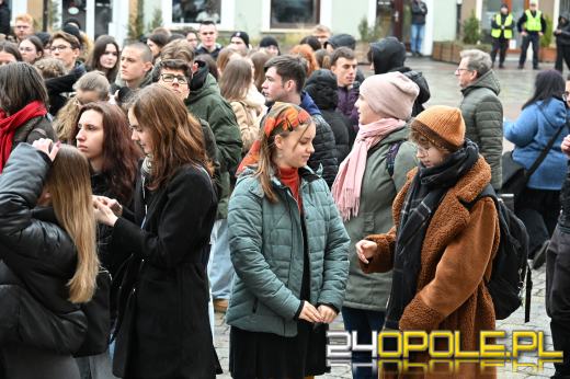 Opolscy maturzyści w akcji, czyli poloneza czas zacząć!