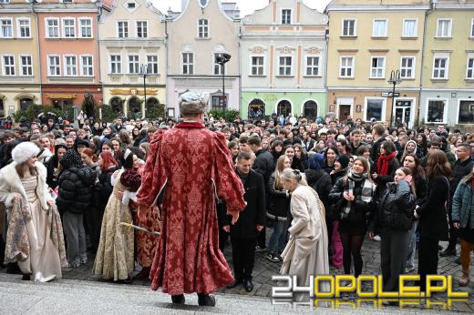 Opolscy maturzyści w akcji, czyli poloneza czas zacząć!