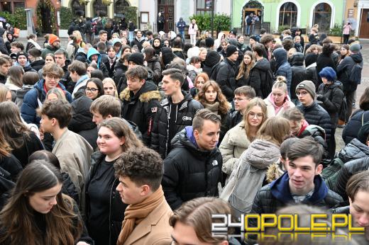 Opolscy maturzyści w akcji, czyli poloneza czas zacząć!