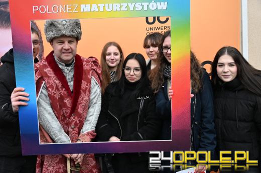 Opolscy maturzyści w akcji, czyli poloneza czas zacząć!