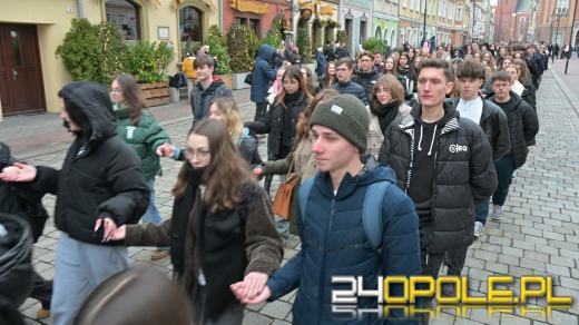 Opolscy maturzyści w akcji, czyli poloneza czas zacząć!