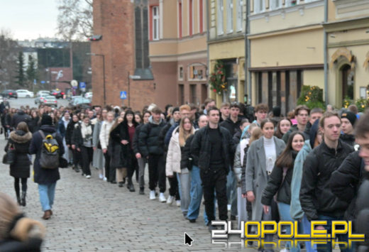 Opolscy maturzyści w akcji, czyli poloneza czas zacząć!