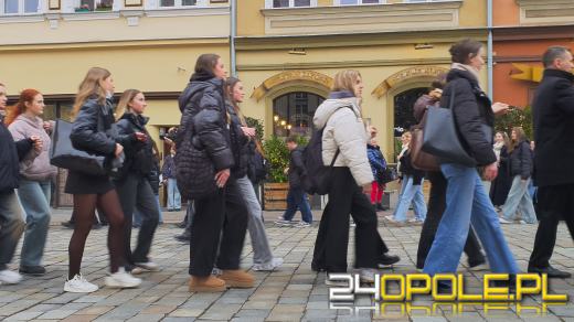 Opolscy maturzyści w akcji, czyli poloneza czas zacząć!