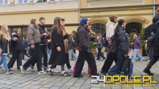 Opolscy maturzyści w akcji, czyli poloneza czas zacząć!