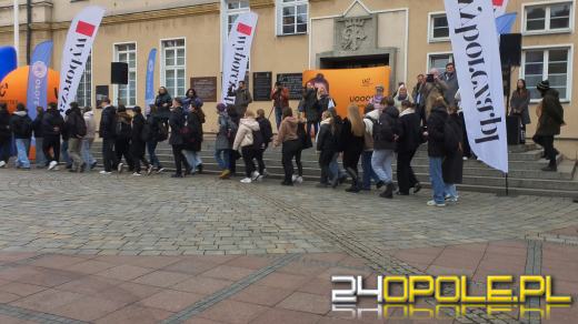 Opolscy maturzyści w akcji, czyli poloneza czas zacząć!