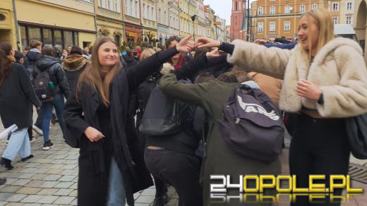 Opolscy maturzyści w akcji, czyli poloneza czas zacząć!