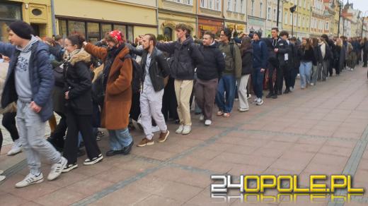 Opolscy maturzyści w akcji, czyli poloneza czas zacząć!