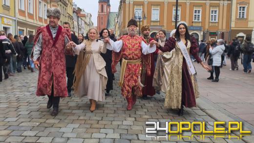 Opolscy maturzyści w akcji, czyli poloneza czas zacząć!