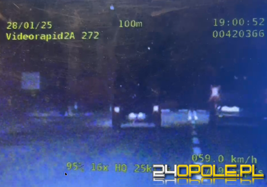 Niebezpieczna jazda kierowcy fiata w oku policyjnego wideo rejestratora