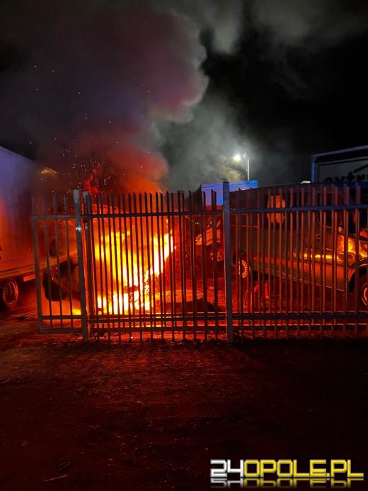 Pożar samochodu dostawczego na komisie w Kędzierzynie-Koźlu