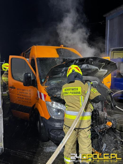 Pożar samochodu dostawczego na komisie w Kędzierzynie-Koźlu