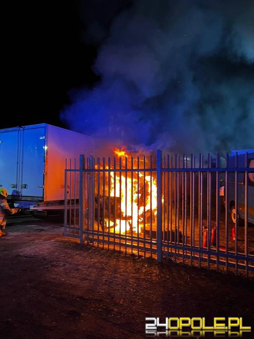 Pożar samochodu dostawczego na komisie w Kędzierzynie-Koźlu