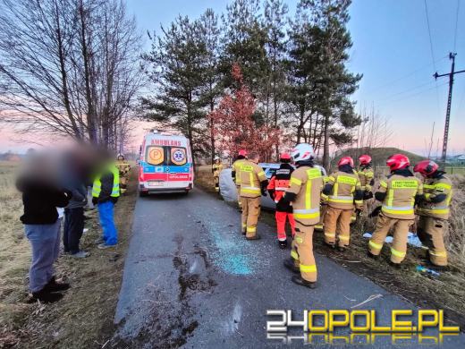 Dachowanie w miejscowości Kadłub. 72-latka zabrana do szpitala
