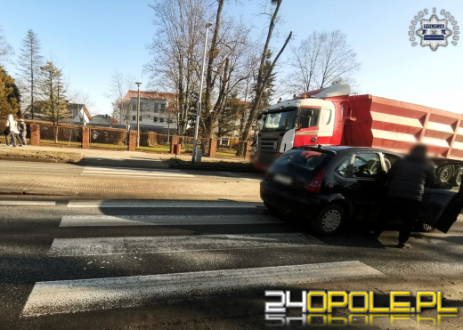 Potrącenie 74-latki na przejściu dla pieszych. Policja apeluje o ostrożność