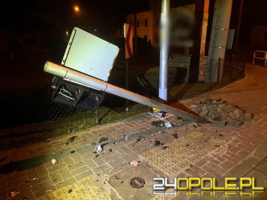 Uszkodziła sygnalizację świetlną i ogrodzenie. 22-latka zignorowała panujące warunki na drodze