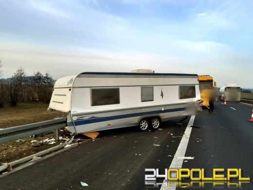 Kolizja na A4 - bus uderzył w przyczepę kempingową, pasażer okazał się poszukiwanym