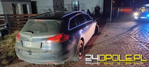 Namysłów: Kierowca wjechał w ogrodzenie i uciekł. Policja prowadzi poszukiwania