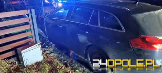 Namysłów: Kierowca wjechał w ogrodzenie i uciekł. Policja prowadzi poszukiwania