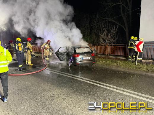 Uderzył w most, auto stanęło w płomieniach, a kierowca przepadł