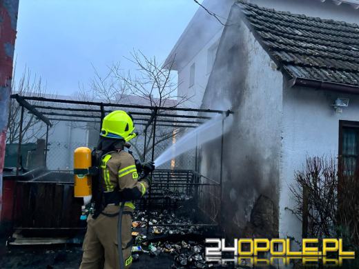 Pożar wiaty śmietnikowej w Niwkach. Czujność sąsiadów zapobiegła większym stratom