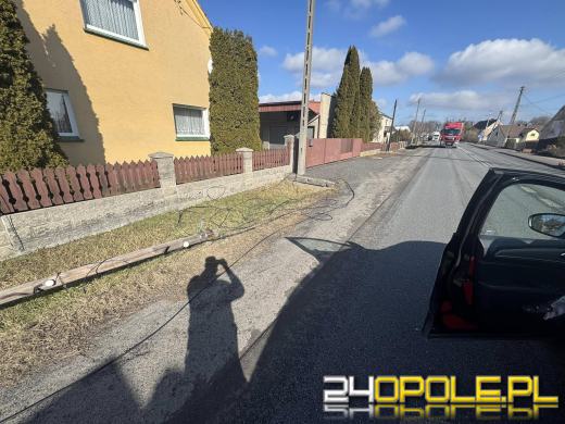 Ciężarówka z koparką uszkodziła linię napowietrzną. Interweniowali policjanci