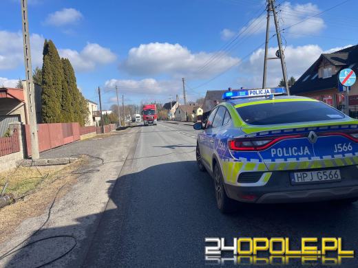 Ciężarówka z koparką uszkodziła linię napowietrzną. Interweniowali policjanci