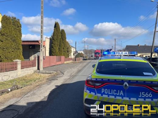 Ciężarówka z koparką uszkodziła linię napowietrzną. Interweniowali policjanci